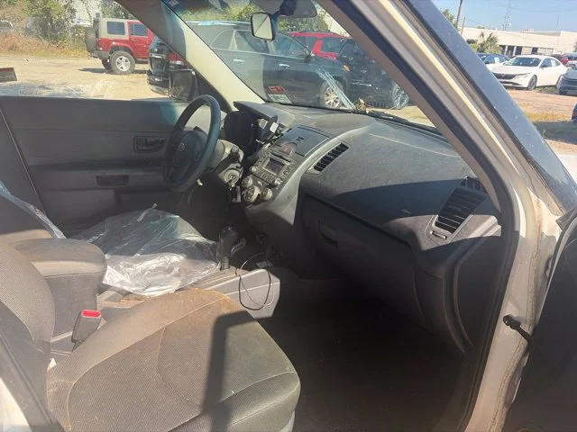 Used 2010 White Kia Plus image 11