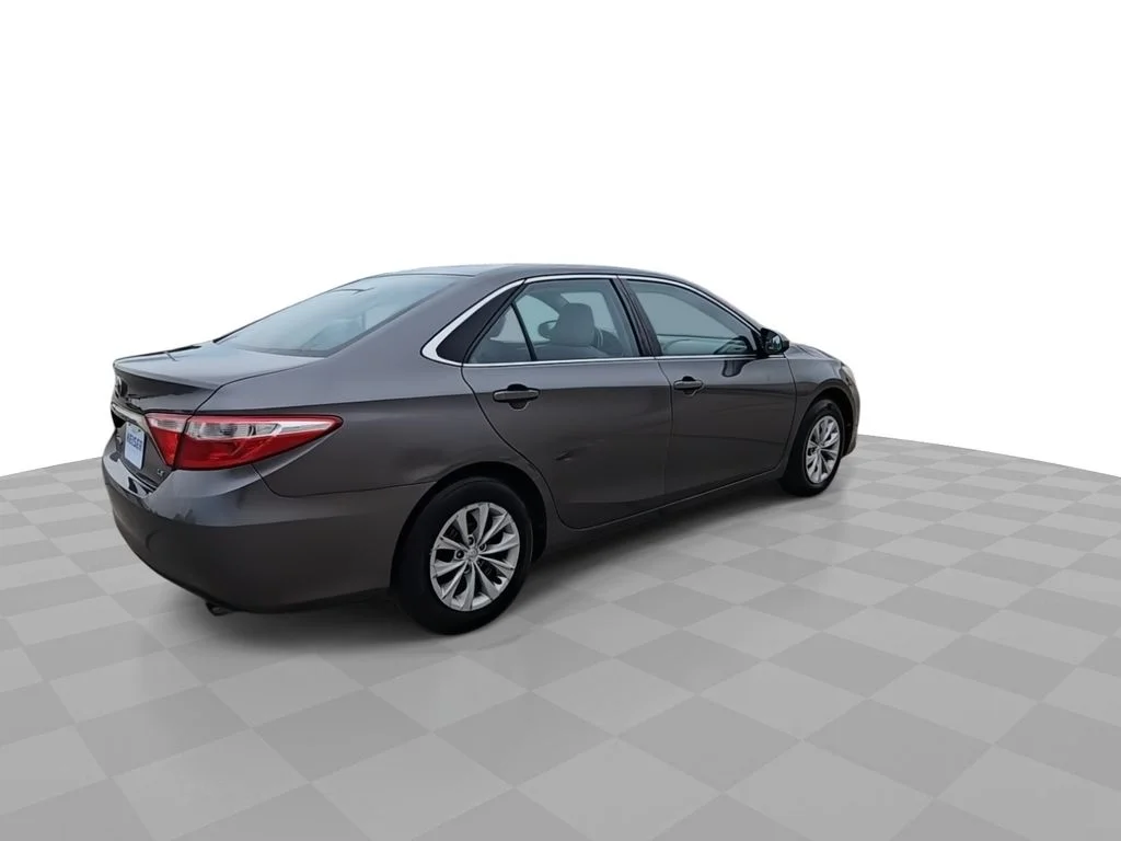 Used 2015 Gray Toyota LE image 8
