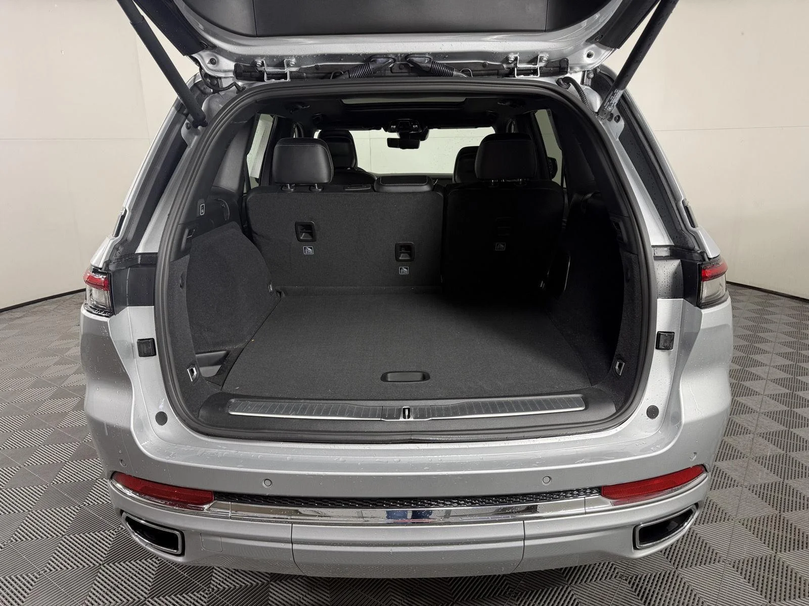 Used 2025 Silver Zynith Jeep Overland image 11