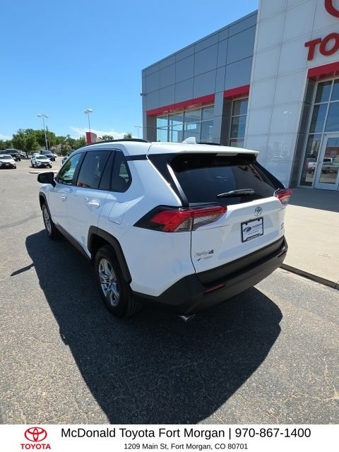 Used 2025 White Toyota XLE image 3