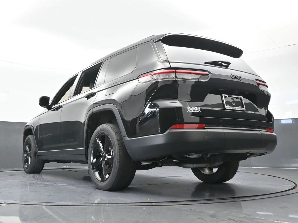 Used 2023 Diamond Black Crystal Pearlcoat Jeep Altitude image 54
