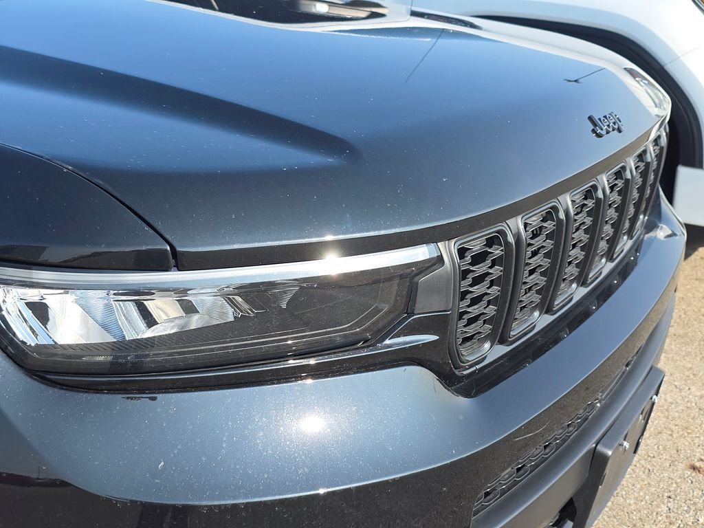 Used 2023 Black Jeep Altitude image 14