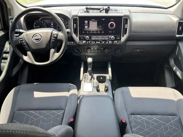 Used 2025 White Nissan Crew Cab SV 4x4 image 11
