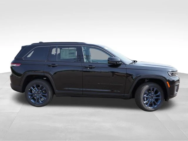 New 2026 Diamond Black Crystal Pearl-Coat Exterior Paint Jeep Limited image 2