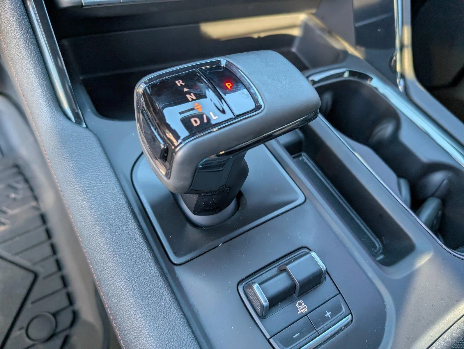 Used 2025 Sterling Metallic GMC AT4 image 22