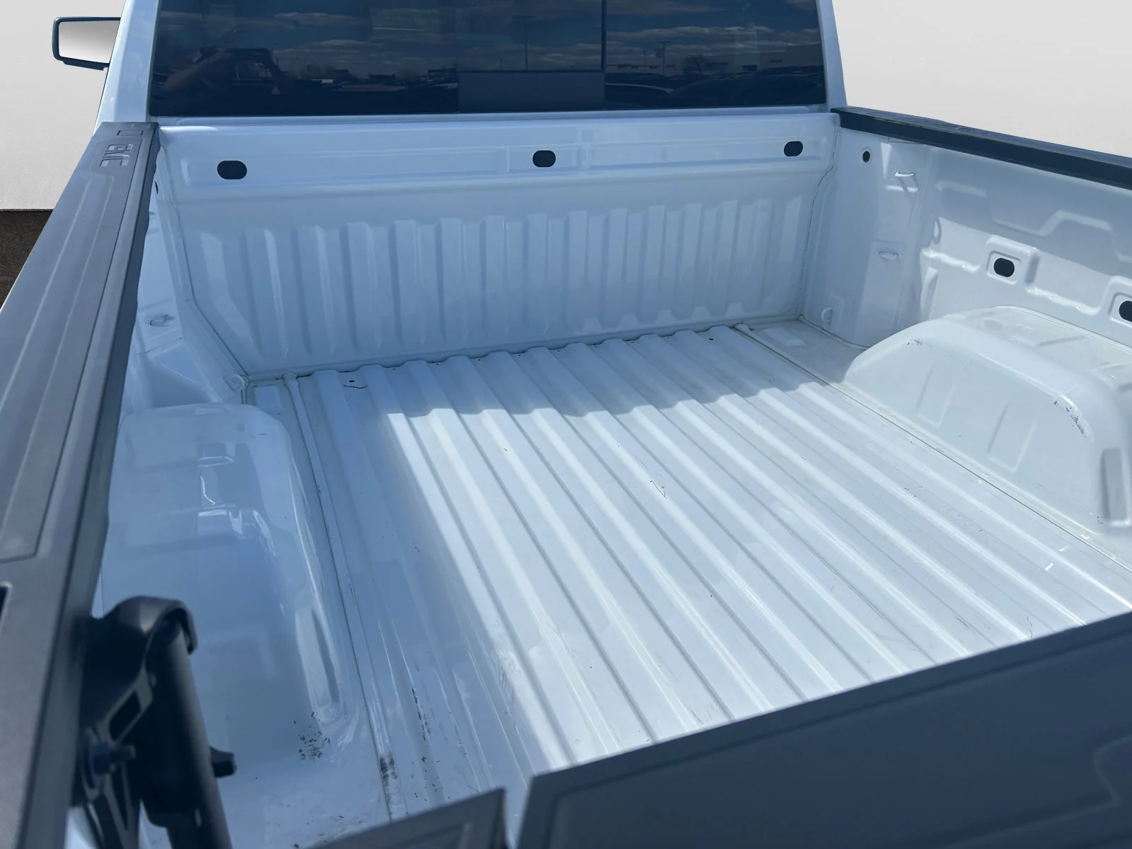 Used 2023 Summit White GMC SLT Crew Cab image 10