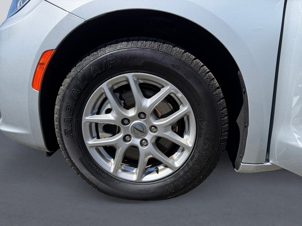 Used 2024 Silver Chrysler Touring L image 9