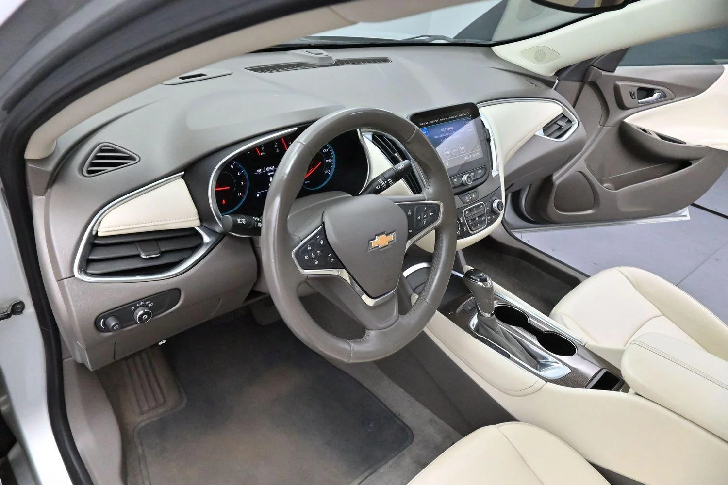 Used 2020 Silver Ice Metallic Chevrolet LT image 13