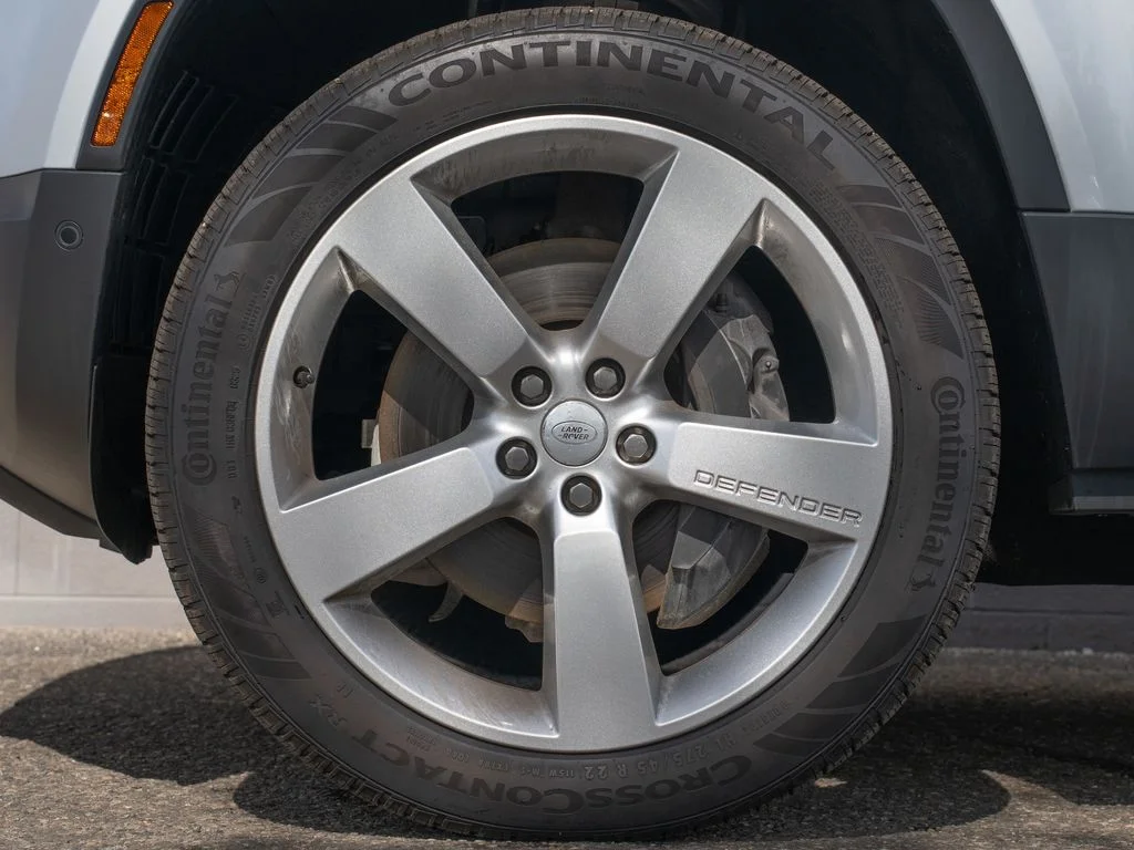 Used 2024  Land Rover SE image 12