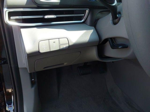 New 2026 Abyss Black Hyundai SE image 18