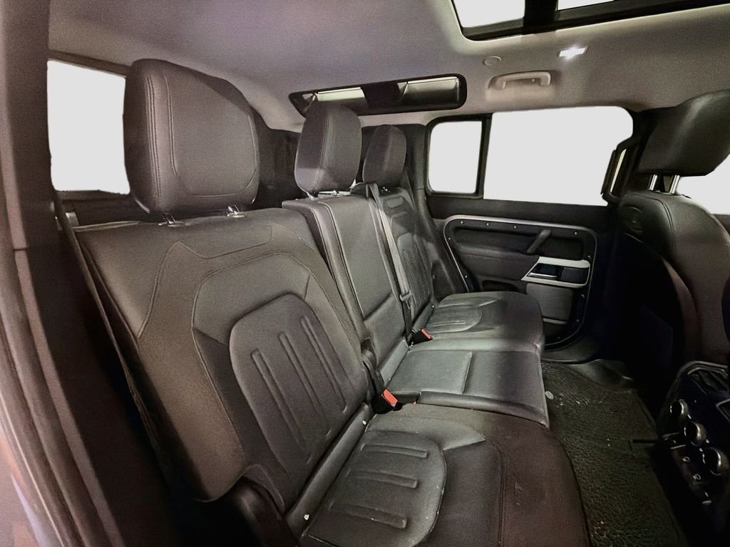 Used 2021  Land Rover SE image 28