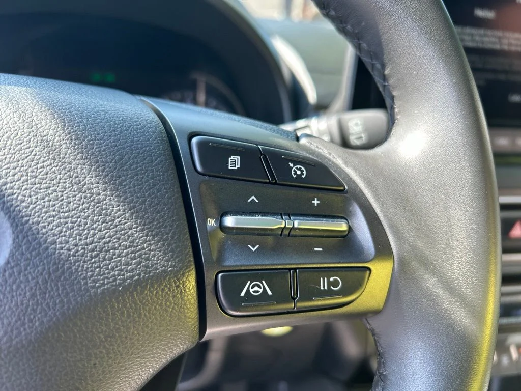 Used 2023 White Hyundai SEL image 18