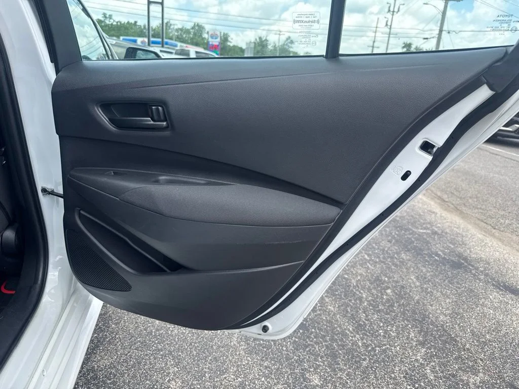Used 2022 White Toyota LE image 19