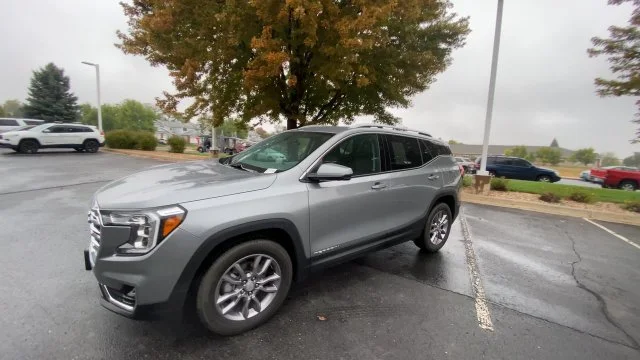 Used 2024 Silver GMC SLT image 4