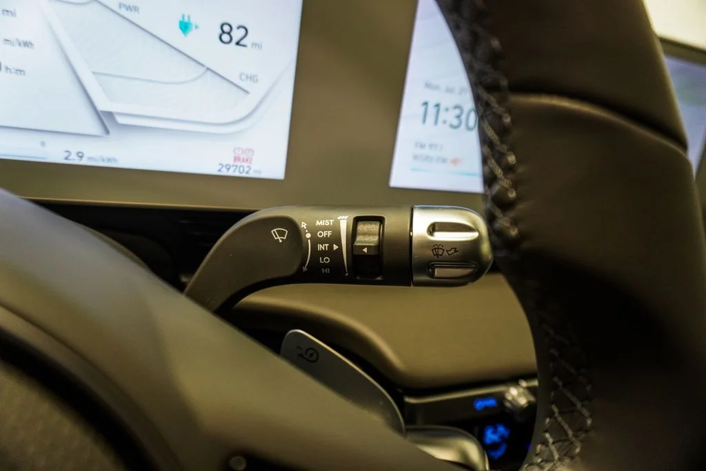 Used 2023 Black Hyundai SE image 18