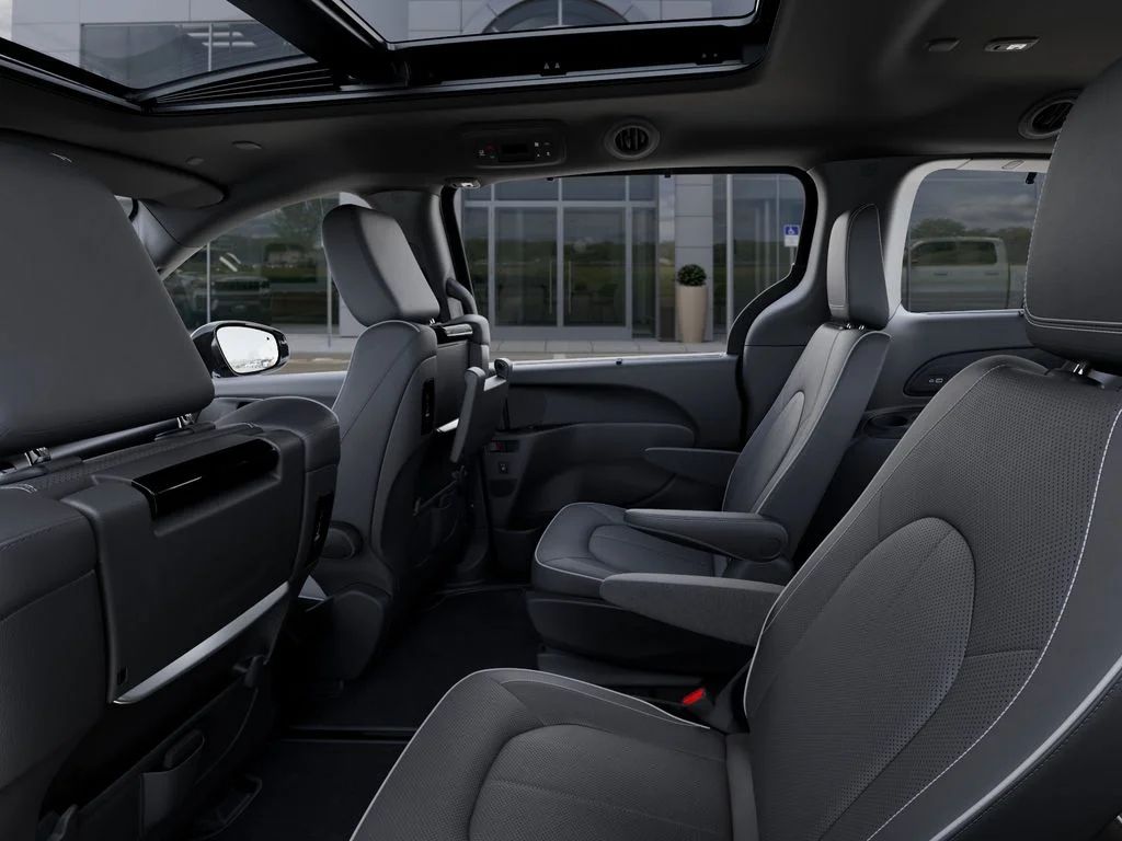 New 2026 Diamond Black Crystal Pearl-Coat Exterior Paint Chrysler Limited image 24