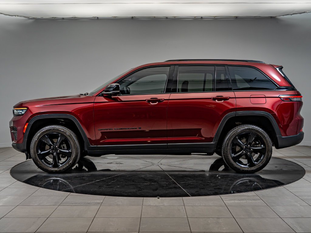 Used 2023 Velvet Red Pearlcoat Jeep Altitude image 8