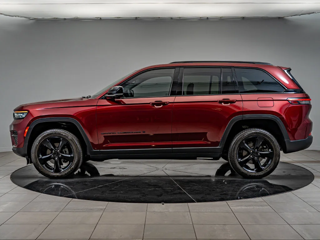 Used 2023 Velvet Red Pearlcoat Jeep Altitude image 8