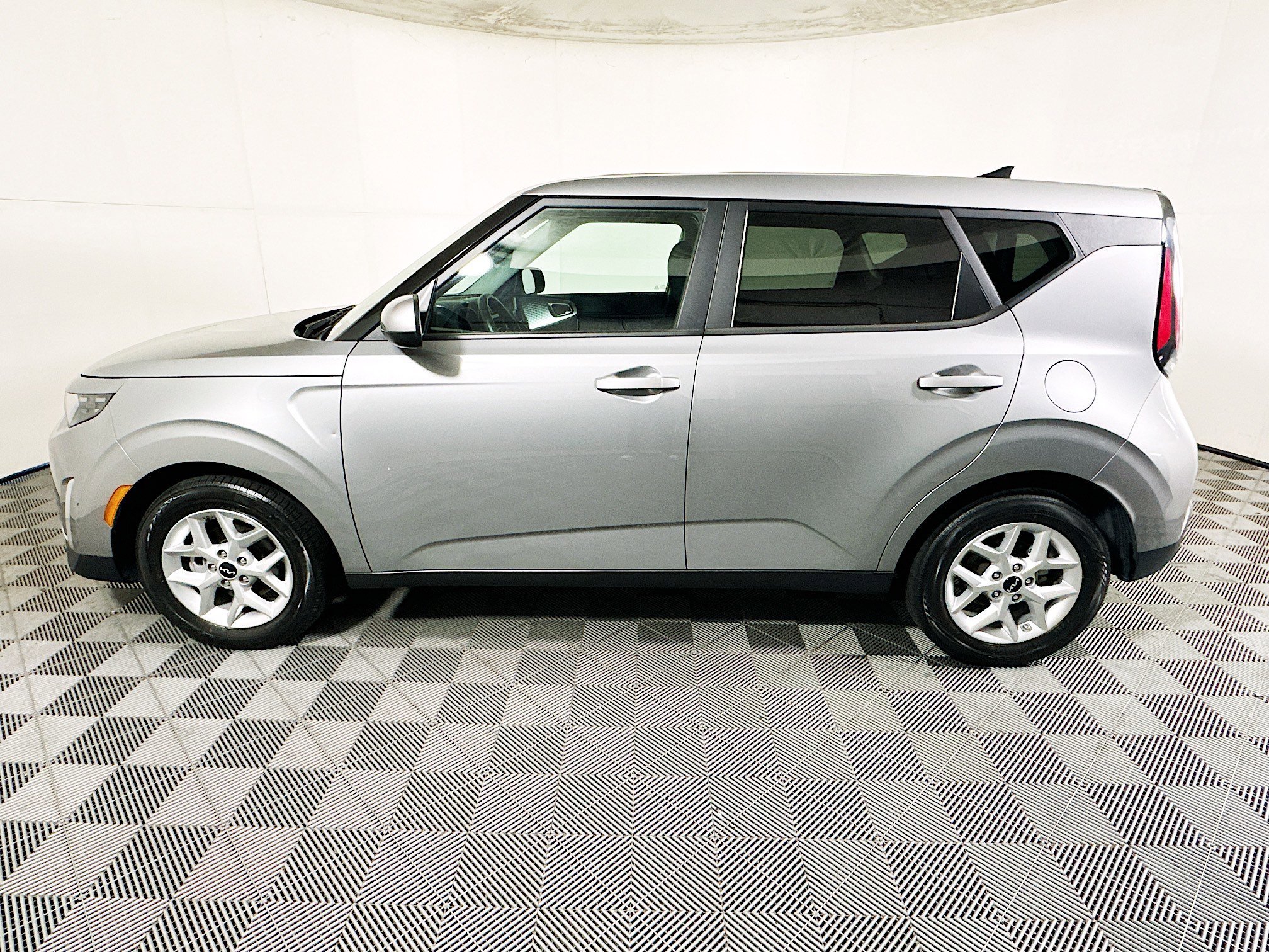Used 2024 Steel Gray Kia LX image 6