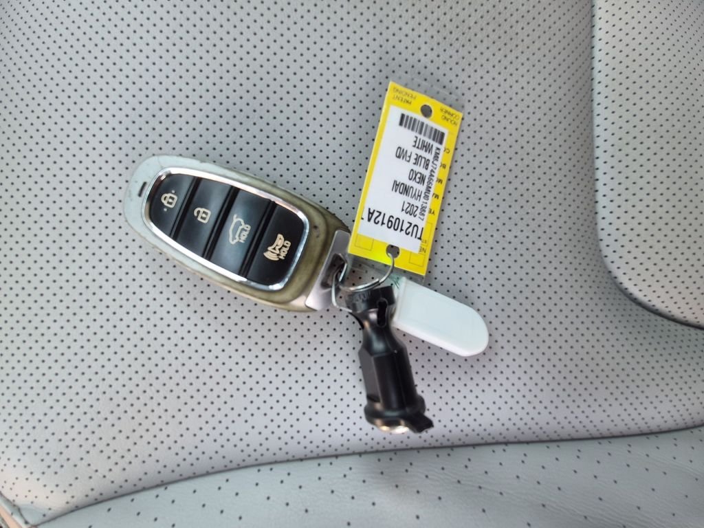 Used 2021 White Hyundai Blue image 34