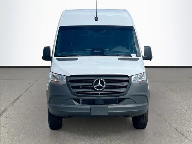 New 2026 Arctic+White Mercedes-Benz Cargo 144 WB image 2