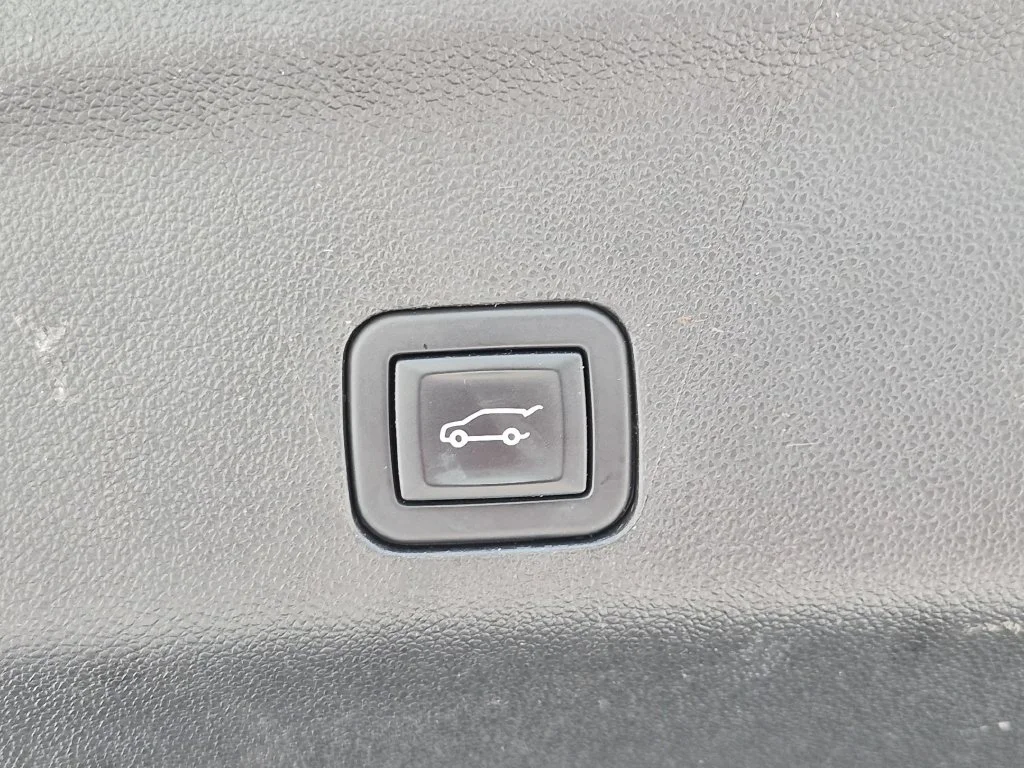 Used 2023 Black Chevrolet Premier image 9