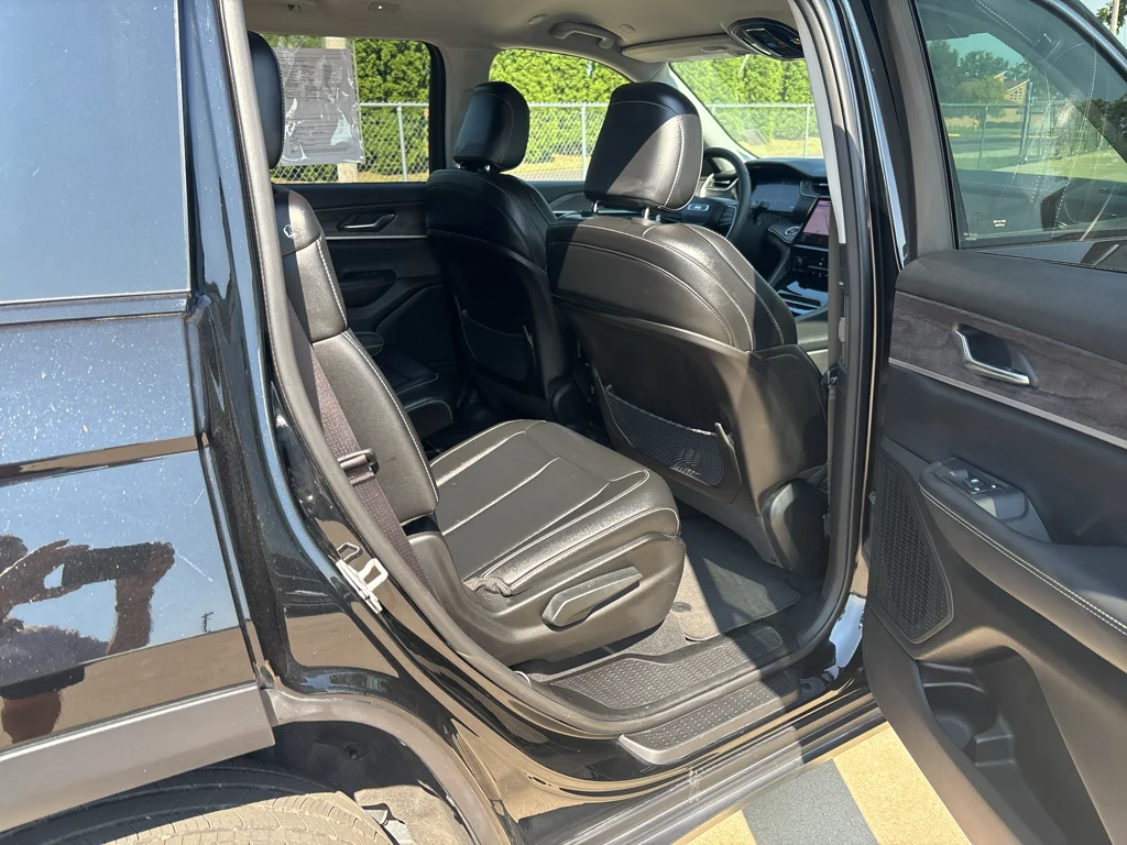 Used 2023 Diamond Black Jeep Limited image 13