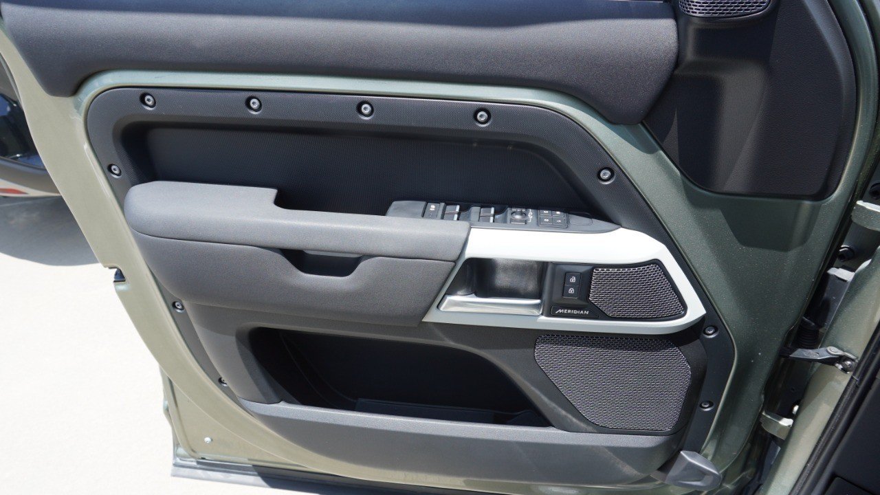 Used 2023 Green Land Rover S image 21