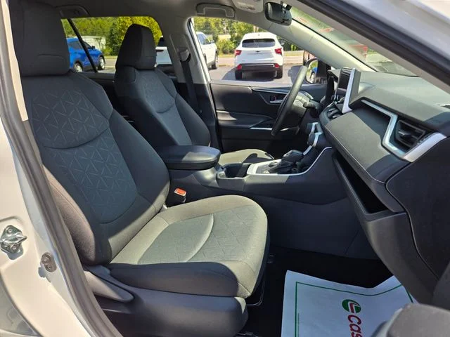 2025 Toyota RAV4 XLE - Photo 21