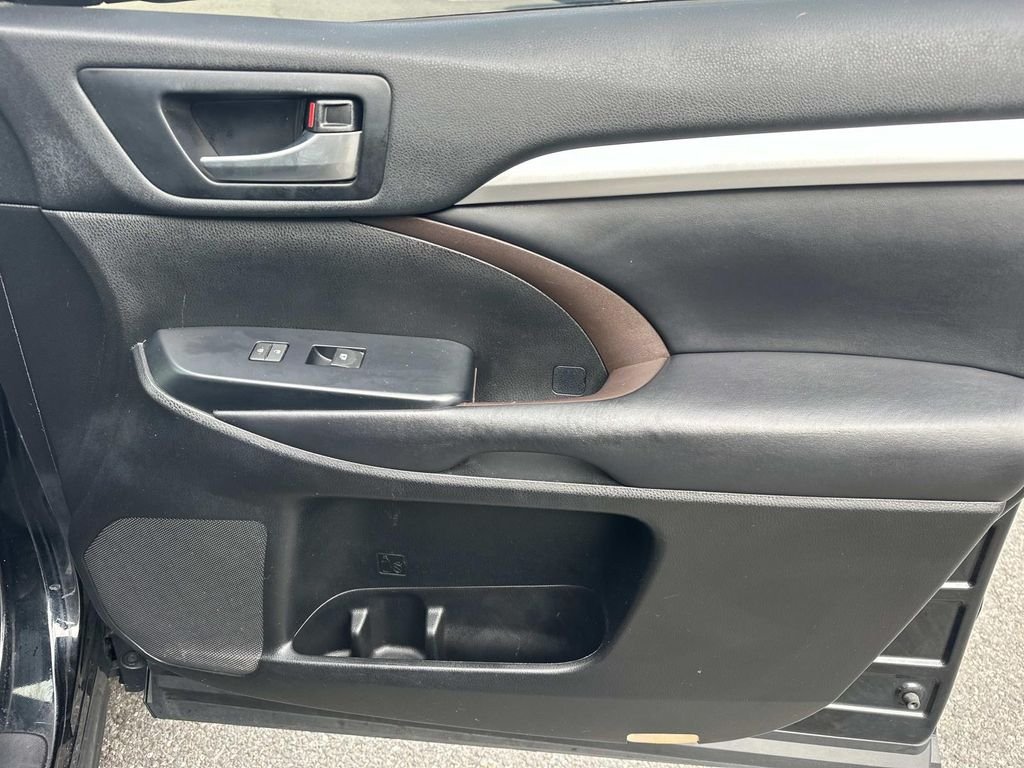 Used 2018 Black Toyota XLE image 4