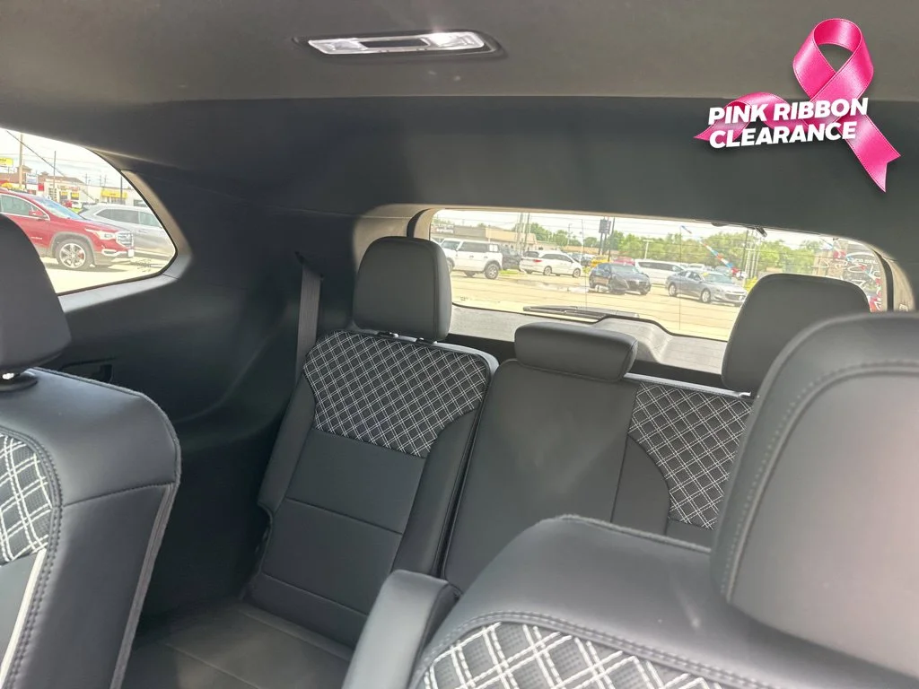 Used 2025 White GMC Denali image 27