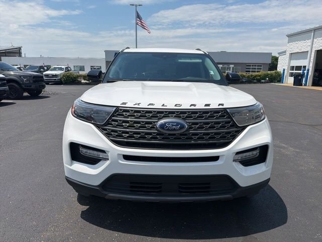Used 2023 Star White Metallic Tri-Coat Ford XLT image 2