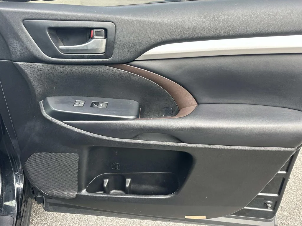 Used 2018 Black Toyota XLE image 4