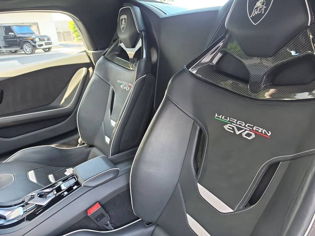 Used 2021 White Lamborghini Base image 14