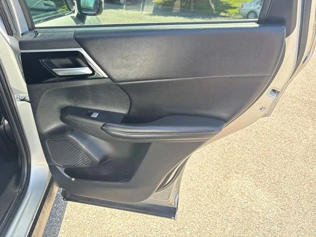 Used 2022 Silver Mitsubishi SE image 18