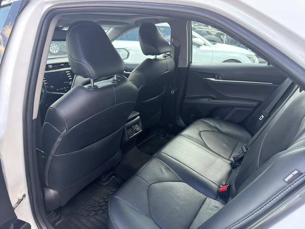 Used 2018 Super White Toyota XSE V6 image 33