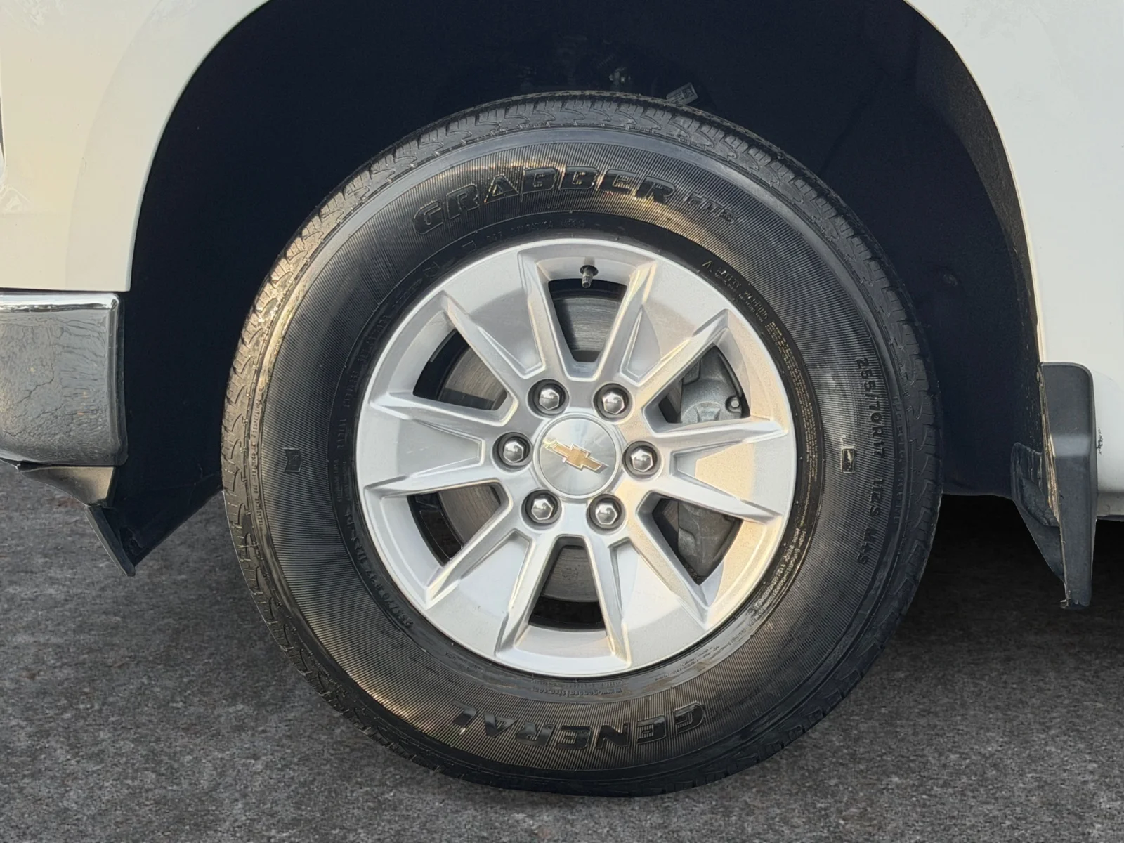 Used 2025 Summit White Chevrolet LT image 9