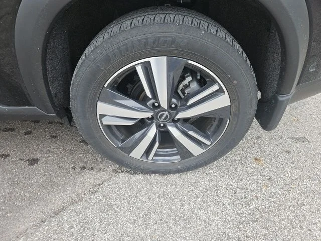 Used 2023 Black Nissan Platinum image 10