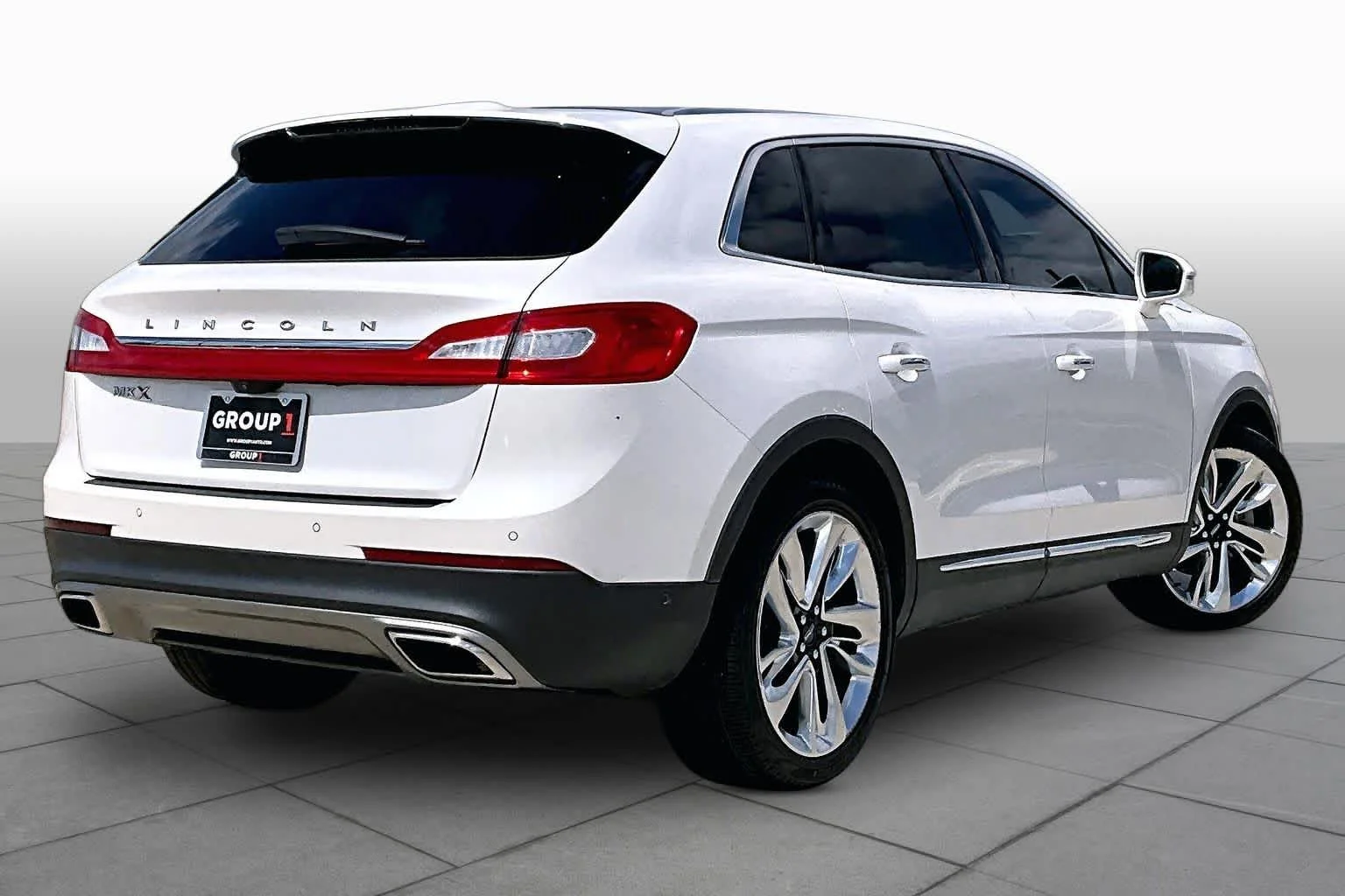Used 2018 White Platinum Metallic Tri-Coat Lincoln Reserve image 13