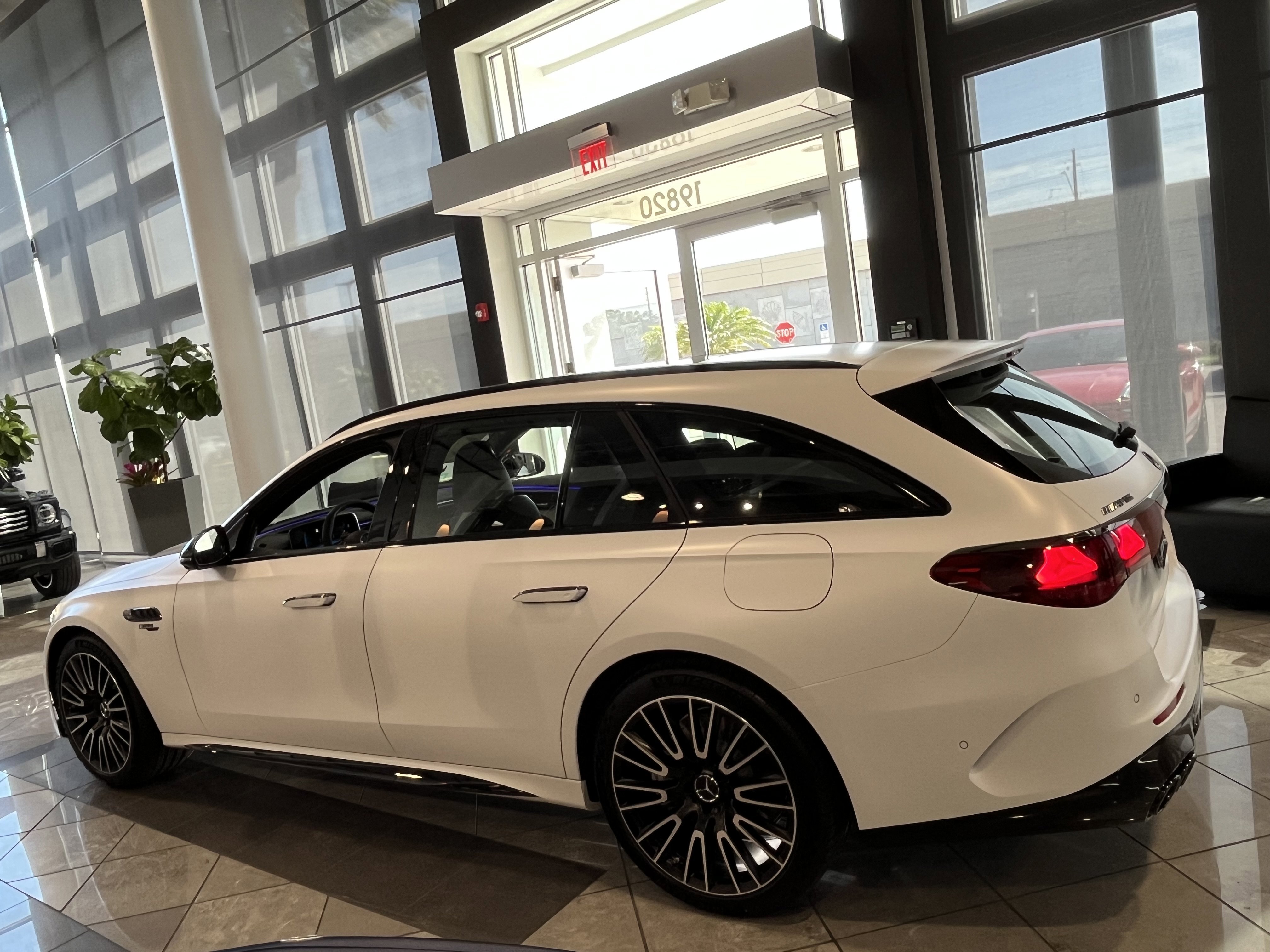 New 2026 MANUFAKTUR Moonlight White Magno Mercedes-Benz AMG® E 53 E image 31