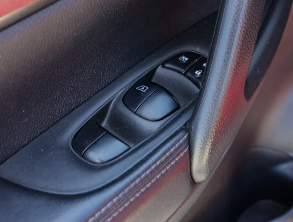 Used 2018 Red Nissan S image 13