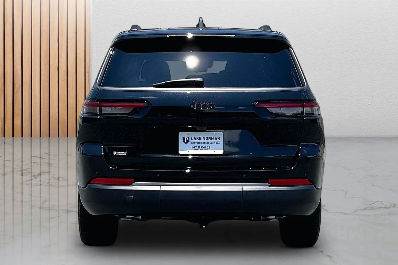 New 2026 Diamond Black Crystal Pearl-Coat Exterior Paint Jeep Altitude image 8