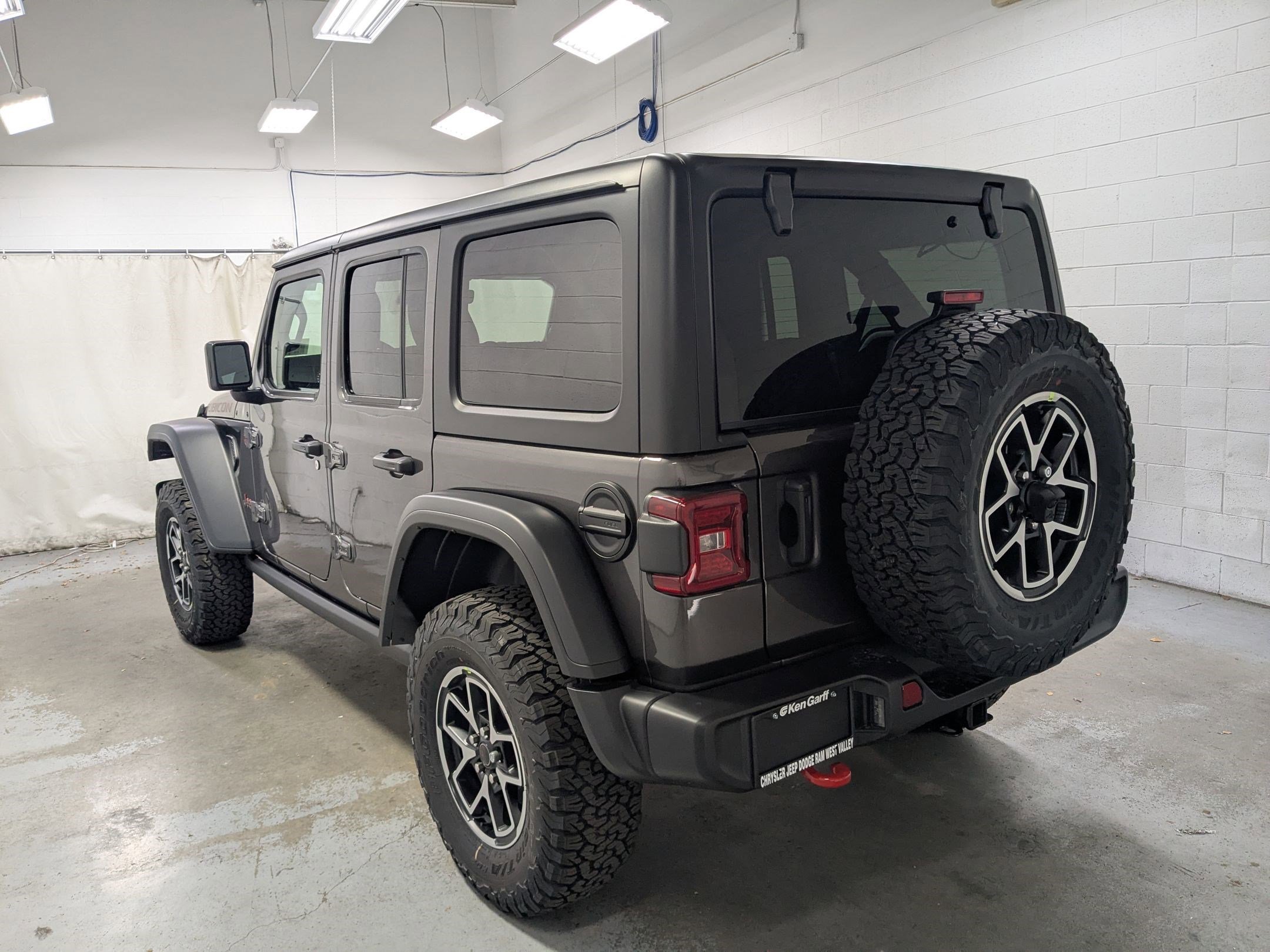New 2026 Granite Crystal Metallic Clear-Coat Exterior Paint Jeep Rubicon image 7