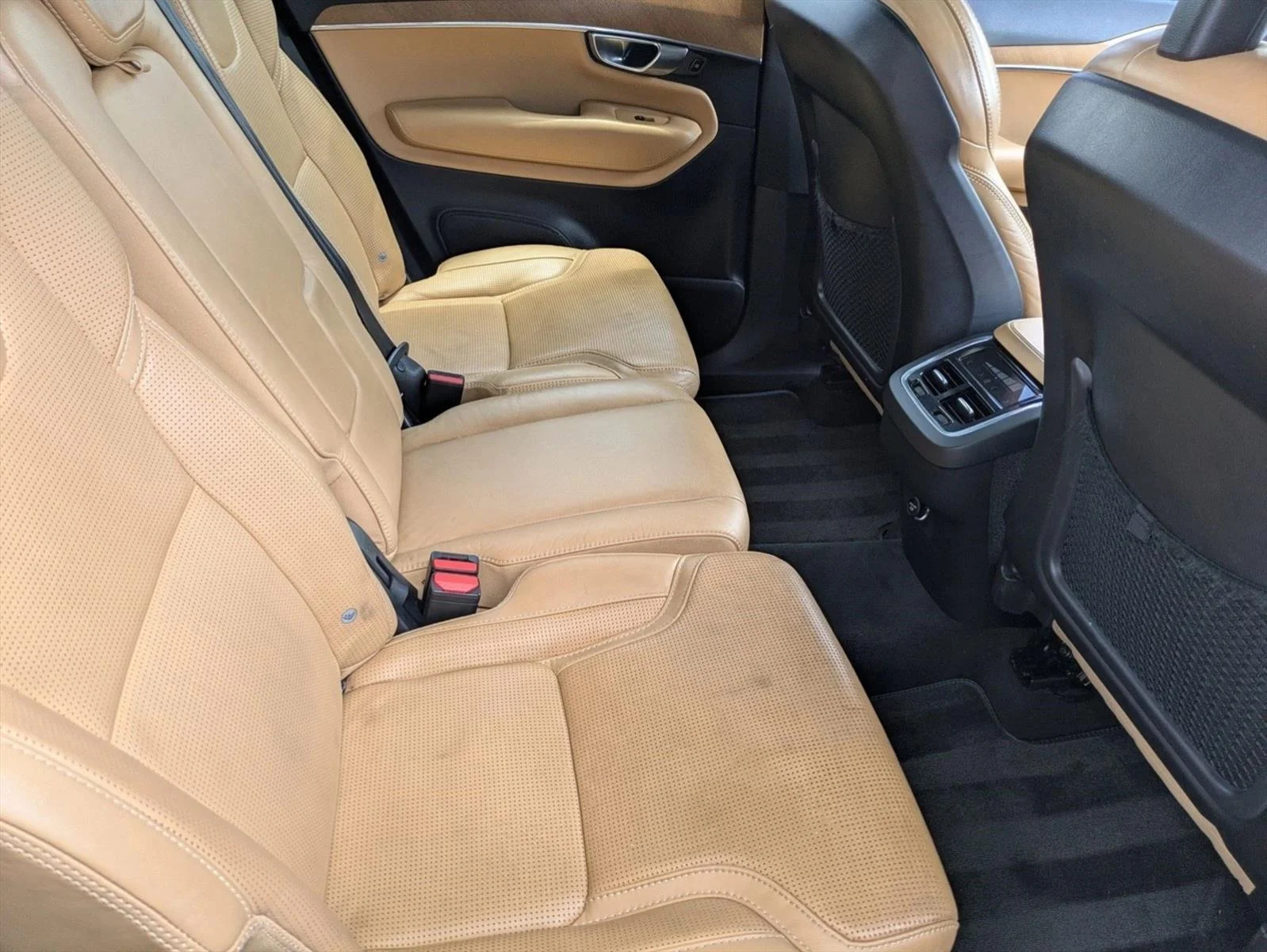 Used 2018 White Volvo Inscription image 18