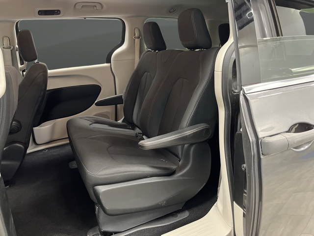 Used 2018 Granite Crystal Metallic Clearcoat Chrysler L image 24