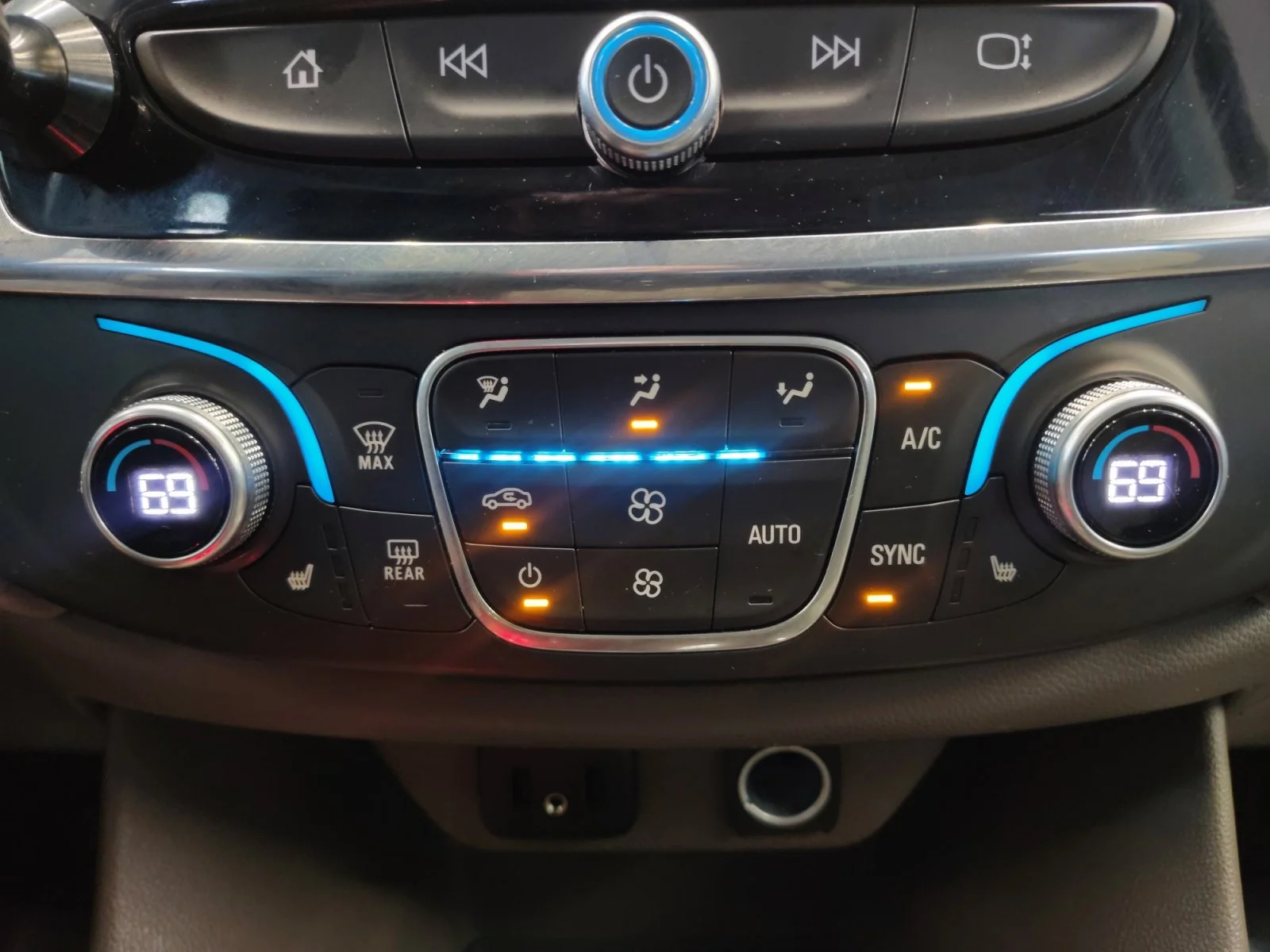 Used 2018 Cajun Red Tintcoat Chevrolet LT Cloth image 17