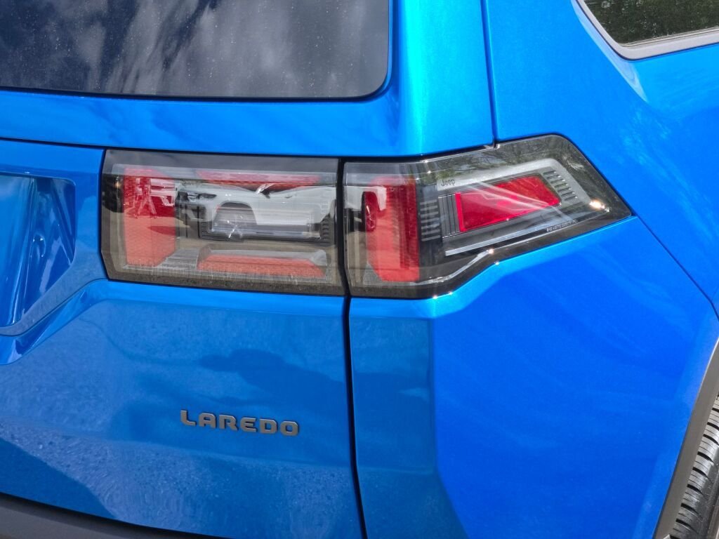 New 2026 Hydro Blue Pearl-Coat Exterior Paint Jeep Laredo image 12
