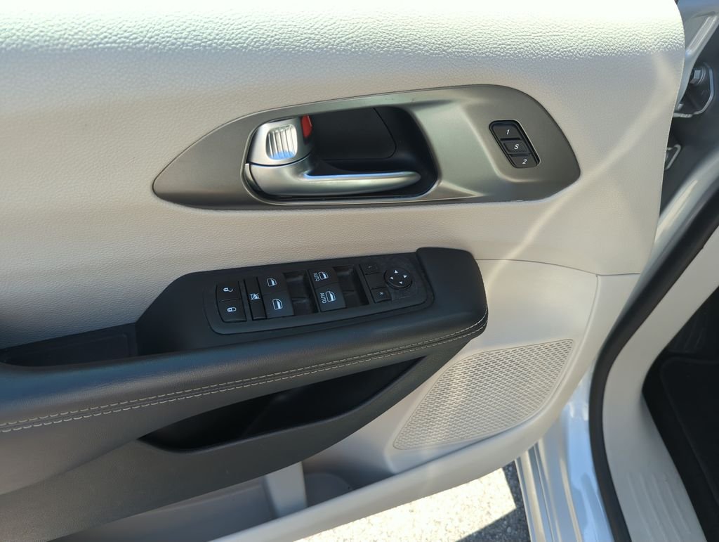 Used 2023 Silver Chrysler Touring L image 18