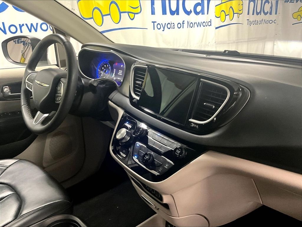 Used 2023 Silver Chrysler Touring L image 13