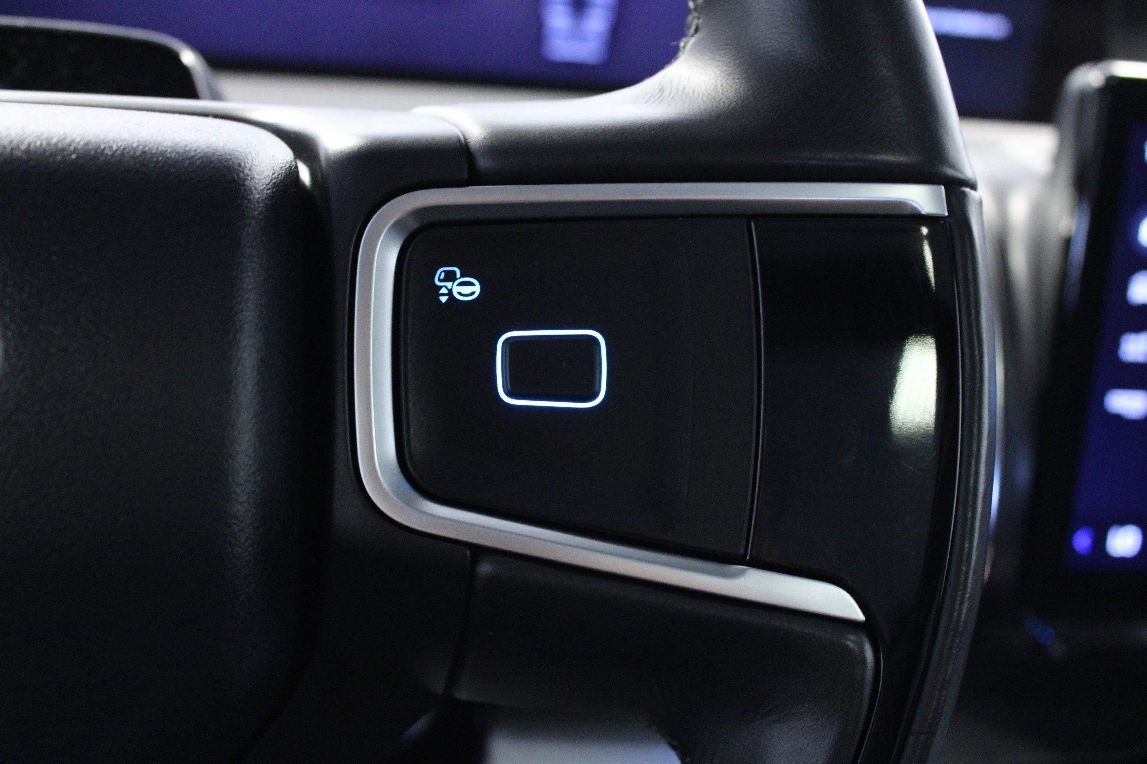 Used 2025 Black Metallic Ford Platinum image 22